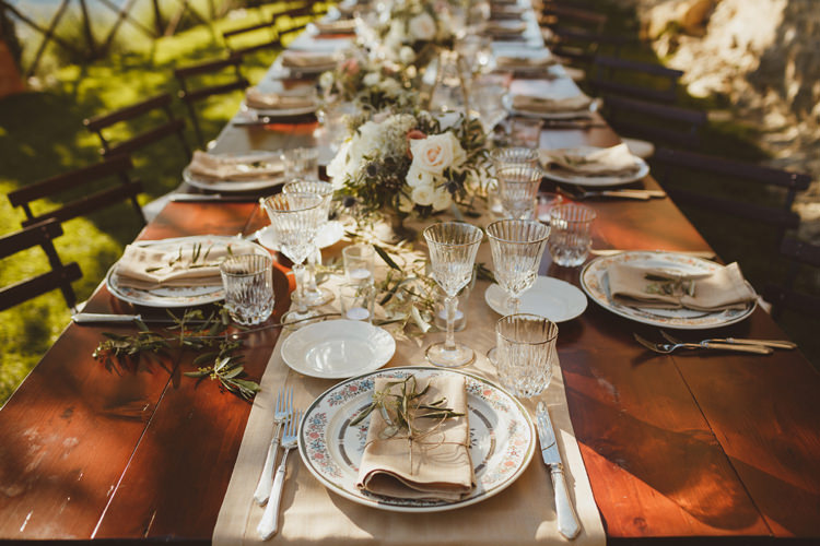 Place Setting China Napkins Flowers Beautifully Intimate Open Air Wedding Umbria http://www.edpeers.com/