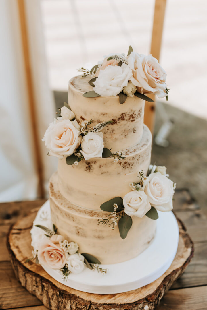 Rustic cake outlet design